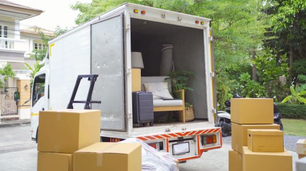 Moving truck